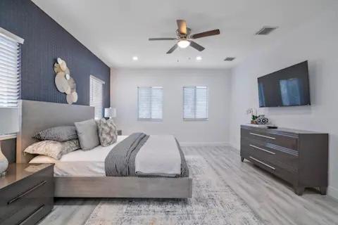 a bedroom with a bed and a ceiling fan at New Townhome near Wilton/Las Olas/Beach in Fort Lauderdale