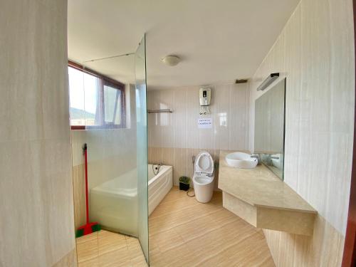 a bathroom with a glass shower and a toilet at 23D Thùy Vân sát biển - Lầu 20 khách sạn Sơn Thịnh 134 in Vung Tau