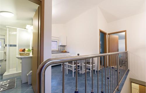 una escalera que conduce a una cocina y un comedor en Stunning Home In Betiga With Kitchen, en Barbariga