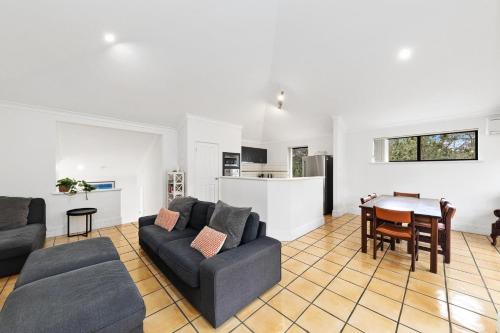 Χώρος καθιστικού στο Pet Friendly Family Favourite - Kangaroo and Fairway Views with Air Con