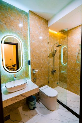 un bagno con wc, lavandino e doccia di Hue Golden Inn Hotel a Hue