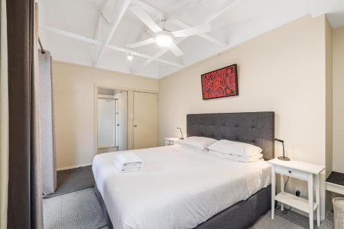 普菲利的住宿－Seaside Escape, Margaret River ~ Perfect for Families，卧室设有一张白色大床和天花板