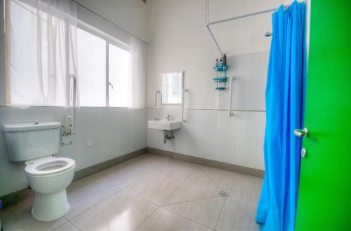 Hostel 94 tesisinde bir banyo