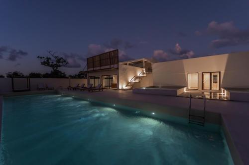 Der Swimmingpool an oder in der Nähe von The Waves Tulum by BNB Experience