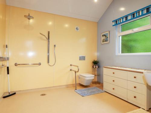 La salle de bains est pourvue d'une douche, de toilettes et d'un lavabo. dans l'établissement Brambleside Lodge, à Truro