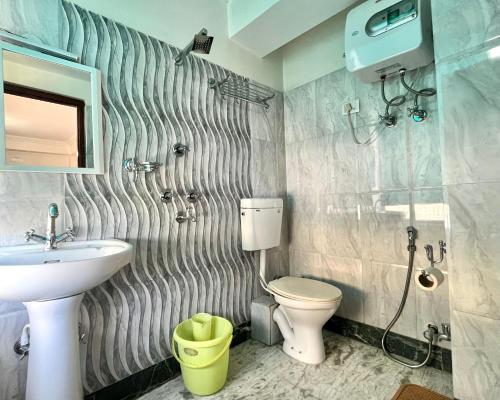 uma casa de banho com um lavatório e um WC em The Di-Lac Retreat em Gangtok