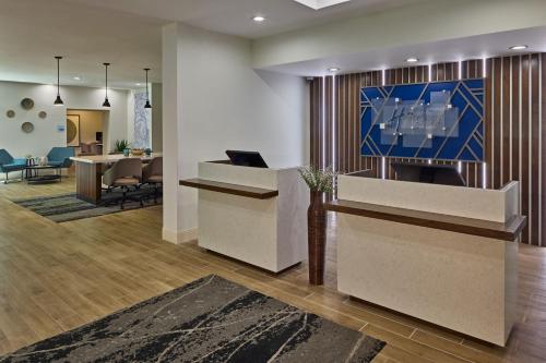Ο χώρος του λόμπι ή της ρεσεψιόν στο Holiday Inn Express & Suites Charleston DWTN -Westedge by IHG