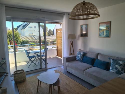 un salon avec un canapé et une table dans l'établissement Le Clos de Keranna, à Carnac