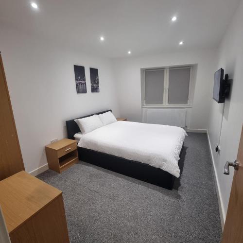 プラムステッドにある2 bed apartment in Plumstead Londonの小さなベッドルーム(ベッド1台、テレビ付)