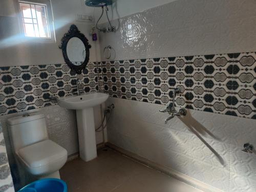 a bathroom with a sink and a toilet at Hotel Anne Ziro in Hāpoli