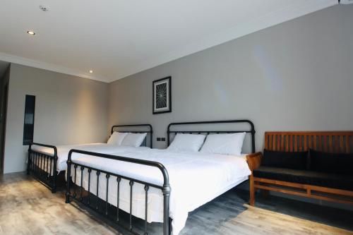 a bedroom with two beds and a couch at 琉球鳥巢旅店 in Xiaoliuqiu