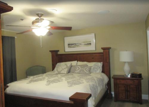 1 dormitorio con 1 cama y ventilador de techo en 3/3 Condo on Texas Motor Speedway, en Fort Worth