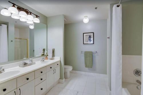 uma casa de banho com um lavatório, um WC e um espelho. em 3/3 Condo on Texas Motor Speedway em Fort Worth
