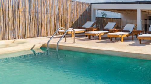 Der Swimmingpool an oder in der Nähe von The Waves Tulum by BNB Experience