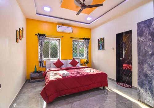 1 dormitorio con cama roja y paredes amarillas en Garden Cottage Villa by Tropicana Stays en Lonavala