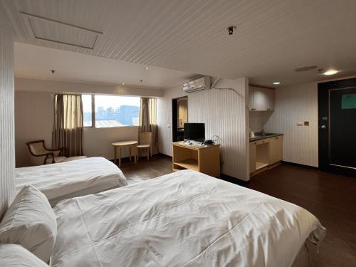 Postel nebo postele na pokoji v ubytování Hermes Hotel