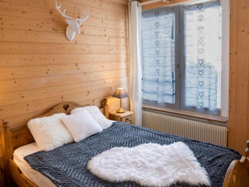 a bedroom with a bed with pillows and a window at Val Thorens - Appt 6 pers rénové, 2 chambres, WiFi, loc. à skis, proche pistes - FR-1-637-28 in Val Thorens