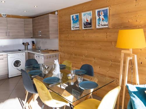 une salle à manger avec une table et des chaises en verre dans l'établissement Val Thorens - Appt 6 pers rénové, 2 chambres, WiFi, loc. à skis, proche pistes - FR-1-637-28, à Val Thorens