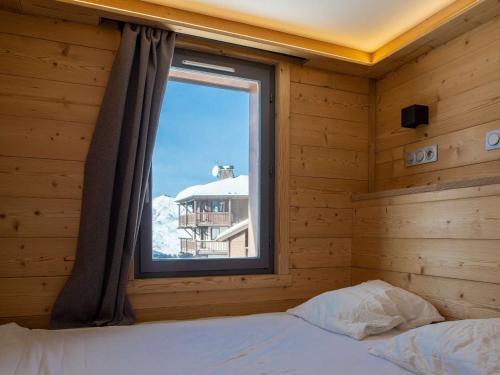 a bedroom with a window in a log cabin at Appartement moderne à Val Thorens - 4 pers - 1 chambre, 1 cabine, skis aux pieds, balcon - FR-1-637-30 in Val Thorens
