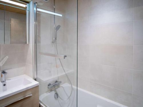 a bathroom with a shower and a sink at Appartement moderne à Val Thorens - 4 pers - 1 chambre, 1 cabine, skis aux pieds, balcon - FR-1-637-30 in Val Thorens