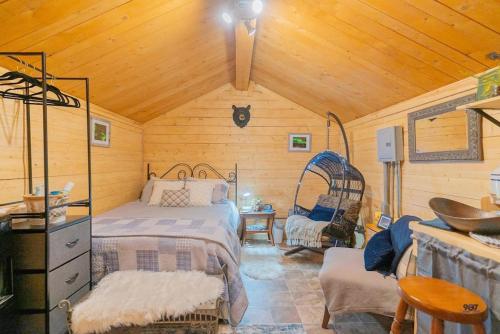 um quarto com 2 camas e um lavatório num quarto em Studio Log Cabin With Aurora Views em Fairbanks