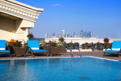 Bazén v ubytování Warwick Doha nebo v jeho okolí