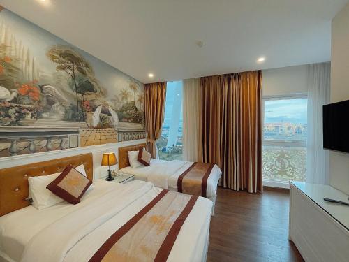 um quarto de hotel com duas camas e uma grande janela em Pusan Halong Hotel em Ha Long