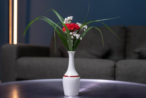  Hotel Holiday International -  Room  picture :   Tea/Coffee maker    Minibar    Shower                           