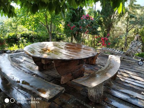 Κήπος έξω από το Αγροτικό σπίτι agrikia με θέα στο βουνό πάρκινγκ και δωρεάν WiFi