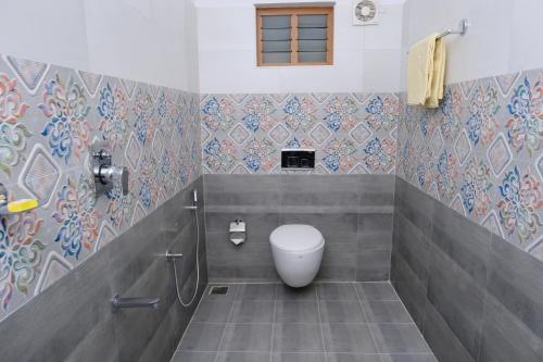 La salle de bains est pourvue de toilettes. dans l'établissement Serene Stay, à Alappuzha