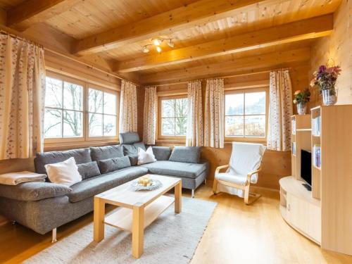 ein Wohnzimmer mit einem Sofa und einem Tisch in der Unterkunft Apartment near the ski area in Brixen im Thale
