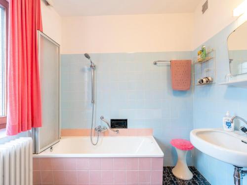 bagno con vasca e lavandino di Large holiday apartment for groups in Lengdorf near Niedernsill a Niedernsill