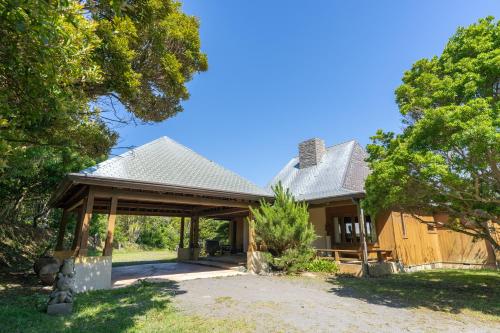 una casa con un pabellón delante de ella en Private beach retreat Resort villa iki by ritomaru en Iki