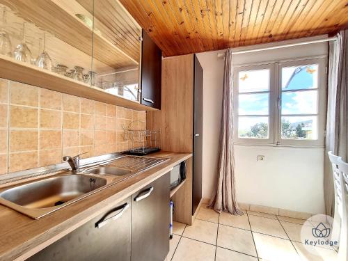 Köök või kööginurk majutusasutuses Paul et Aliette - T3 classé 3 étoiles - 70m2 - Saint-Denis