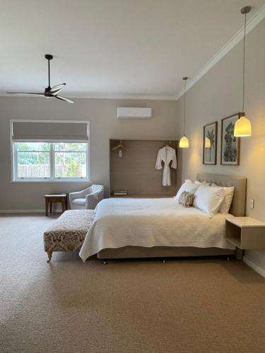 um quarto com uma cama grande e uma janela em Winniston Lodge Luxury Accommodation em Denmark