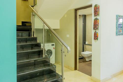un baño con una escalera que conduce a un aseo en Spacious 3 bhk new stylish villa in Vagator en Vagator