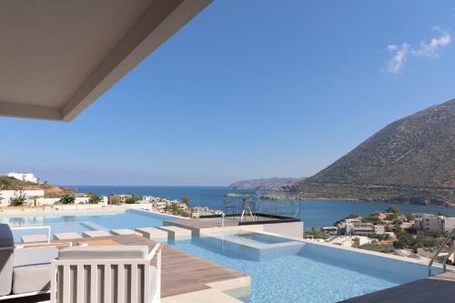 uma grande piscina com vista para o oceano em Nandana Luxury Villa, an infinite blue experience, By ThinkVilla em Balíon