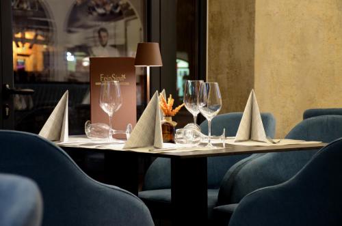 ヴェステンドルフにあるAppartement Feinsinnのワイングラスと紙ボートが置かれたテーブル