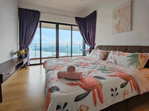 een slaapkamer met een bed en uitzicht op de oceaan bij Bay Laurel, Country Garden Danga Bay Homestay By WELCOME HOME in Johor Bahru