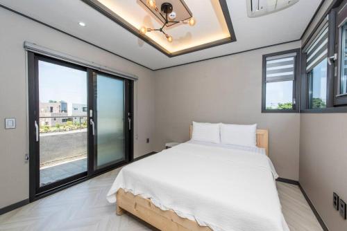 מיטה או מיטות בחדר ב-The Some Plus Onpyeong