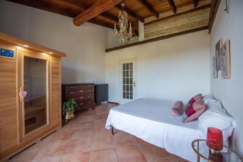 sypialnia z dużym łóżkiem i żyrandolem w obiekcie Rosè House w mieście Camino