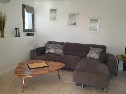 a living room with a couch and a coffee table at Gîte le Figuier in Flayosc
