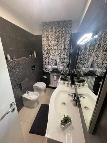 La salle de bains est pourvue d'une baignoire, de toilettes et d'un lavabo. dans l'établissement Dave’s house, à Reggio d'Émilie