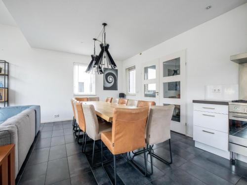 kuchnia i jadalnia ze stołem i krzesłami w obiekcie Villa in Flevoland near Lake Veluwe w mieście Zeewolde