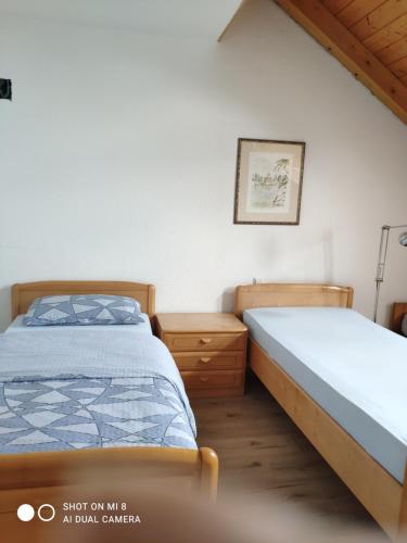 1 dormitorio con 2 camas y techo de madera en Gasthaus Löwen, en Dettighofen