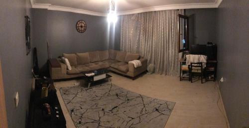 sala de estar con sofá y mesa en Beşiktaş ve taksime yakın özel oda, en Estambul