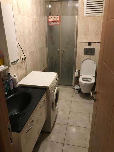 Baño pequeño con lavabo y aseo en Beşiktaş ve taksime yakın özel oda, en Estambul