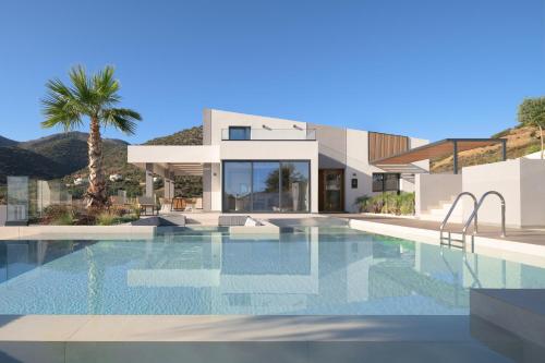 willa z basenem przed domem w obiekcie Mayana Luxury Villa, an infinite blue experience, by ThinkVilla w mieście Balíon