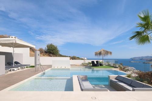 basen z widokiem na wodę w obiekcie Mayana Luxury Villa, an infinite blue experience, by ThinkVilla w mieście Balíon