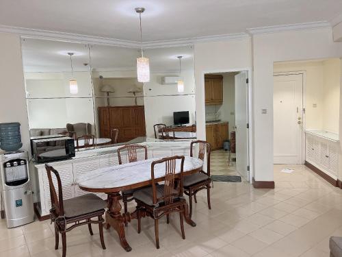 a kitchen and dining room with a table and chairs at Batavia apartements in Jakarta